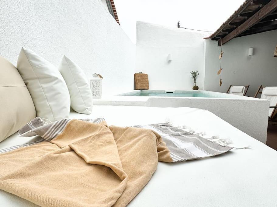 Costa Inn Beach House With Pool By Homeful Homes Costa de Caparica Exteriör bild